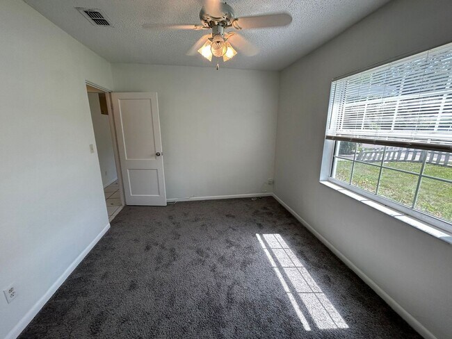 Building Photo - Cute Home in Saint Pete with a  Large Fenc...