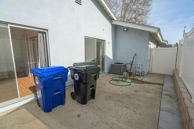 Building Photo - 25173 Markel Dr