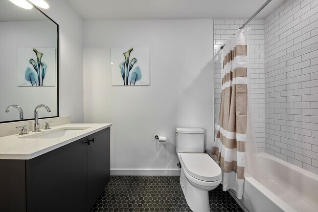 Building Photo - 1b Marshall Dr