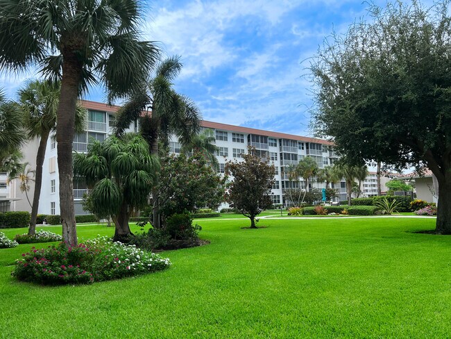Building Photo - 900 Dogwood Dr