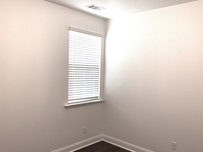 Building Photo - 211 Parkside Blvd