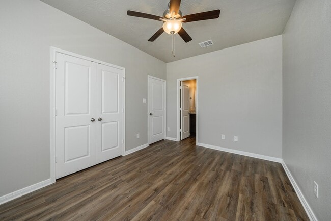 Building Photo - Bright & Cozy Townhome