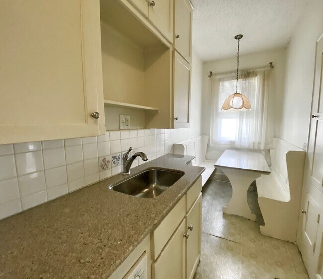 Building Photo - Vintage 1 Bedroom + Study Walking Distant to UT