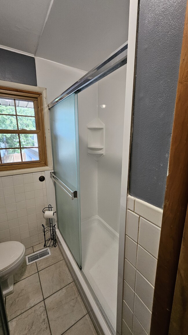 Building Photo - 509 S Swain Ave