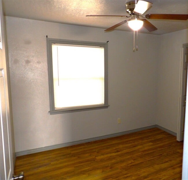 Building Photo - 505 Oak Ave