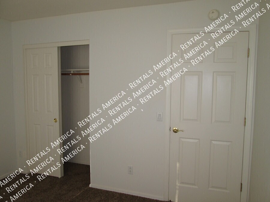 Building Photo - 144 S Mulberry St