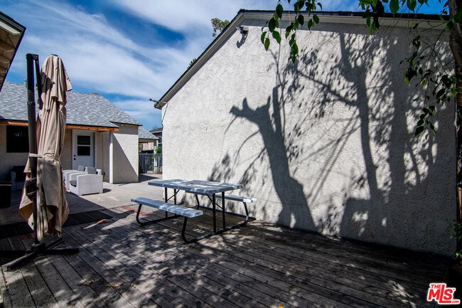 Building Photo - 414 University Ave