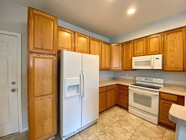 Building Photo - Fantastic Highlands Ranch Townhome - 3bed, 2.5 bath - End Unit