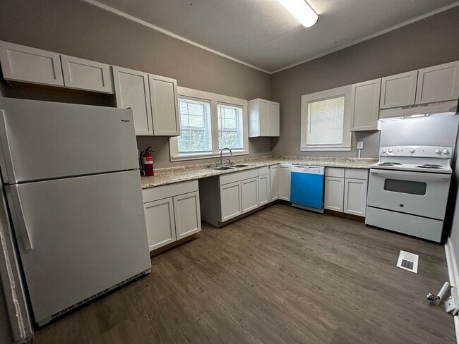 Building Photo - 213 E Main St