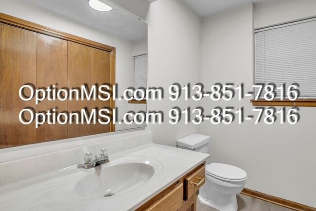 Building Photo - Spacious Townhome!
