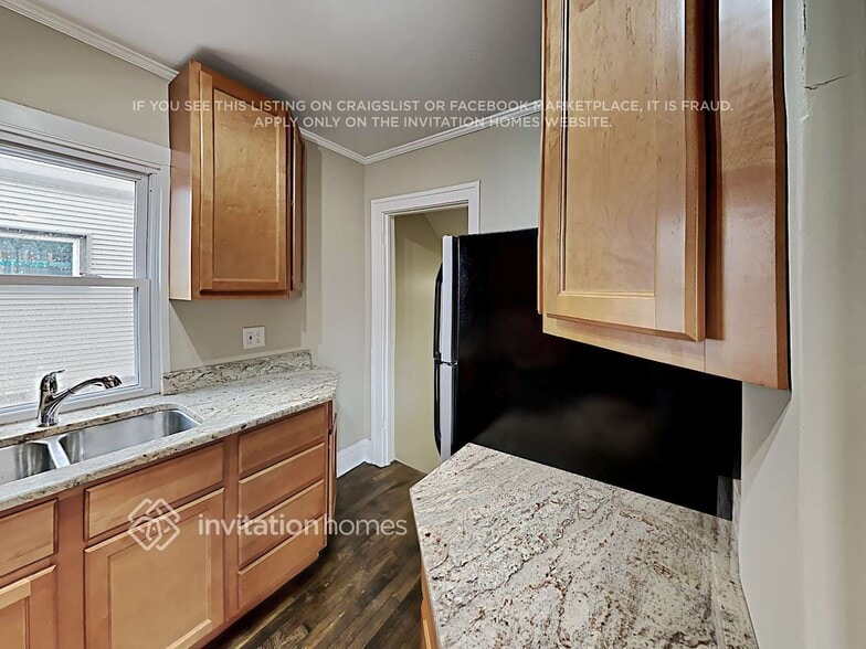 Building Photo - 862 Carpenter Ave