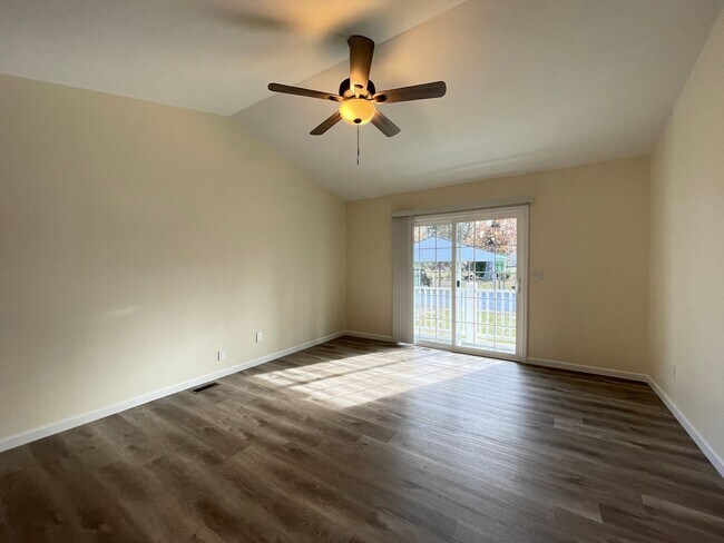 Building Photo - 102-106 N. Maple St.