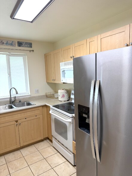 Building Photo - 647 Meakanu Ln