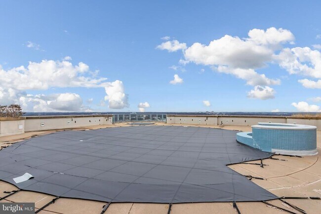 Building Photo - 5750 Bou Ave