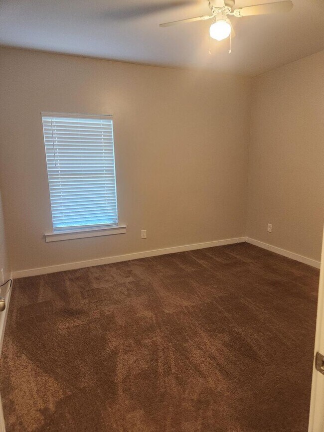 Building Photo - Nice 3 Bed 2 Bath House! Available Now!