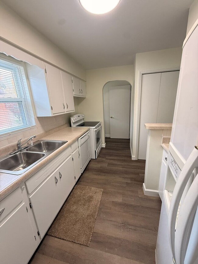 Building Photo - 631 Hampshire Rd