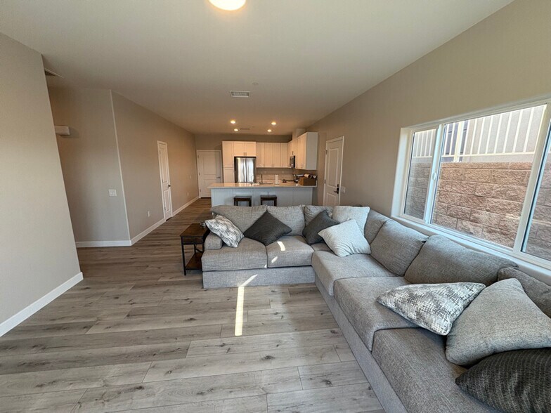 Building Photo - 2820 Palisades Dr