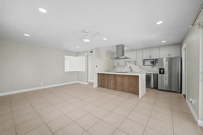 Building Photo - 8730 E Rancho Vista Dr