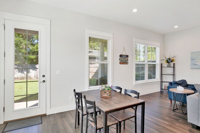 Building Photo - 3 bed East Hill Townhome