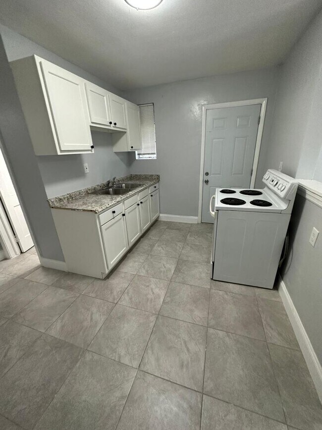 Building Photo - 1046/1048 W 8th St.- Duplex