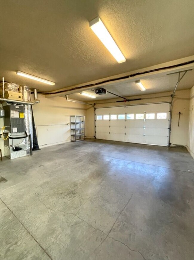 Building Photo - Gorgeous 3 bedroom spacious home in NE Ben...