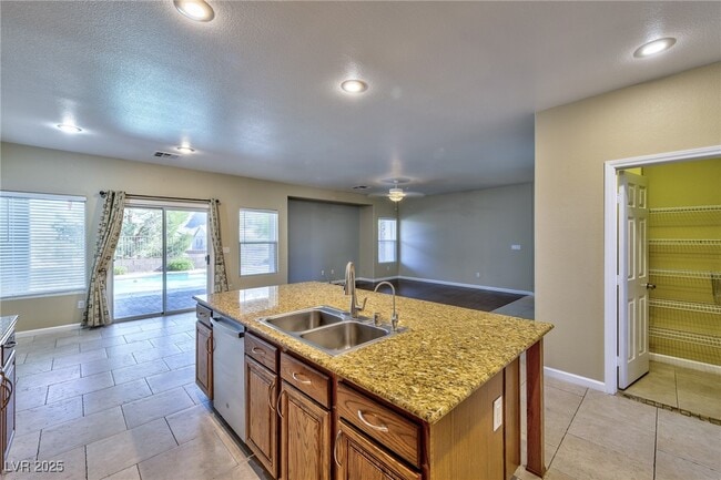 Building Photo - 10737 Hunter Mountain Ave