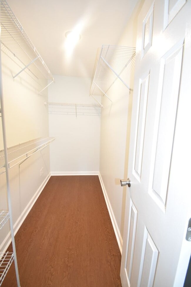 Building Photo - 2 Bedroom and 2 Bath Condo (No Pets)