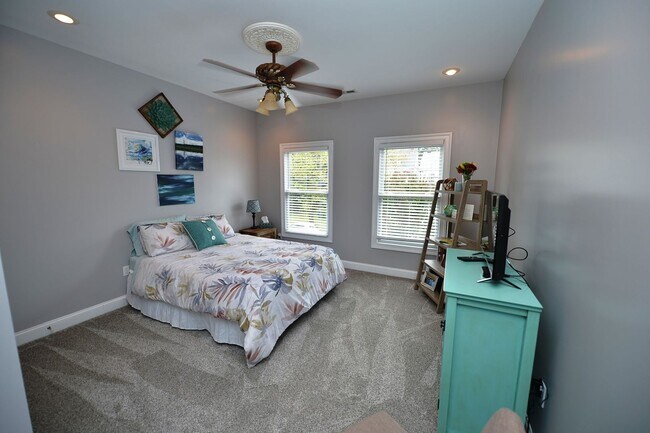 Building Photo - Walk to Naval Hospital! Beautiful Home, Gr...