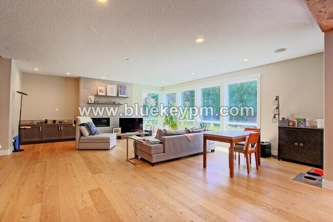 Building Photo - 3 Bed, 2.5 Baths Luxury Home Located Near ...