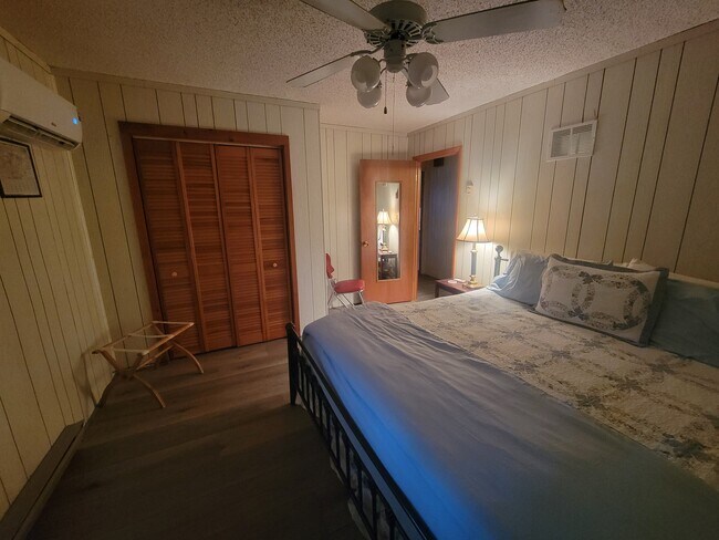 Building Photo - 260 Shuler Dr