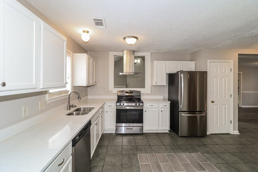 Building Photo - 8289 Crimson Creek Dr