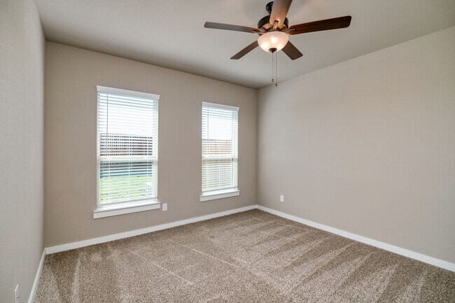 Building Photo - GORGEOUS 3 BEDROOM DUPLEX LOCATED IN MIDLO...