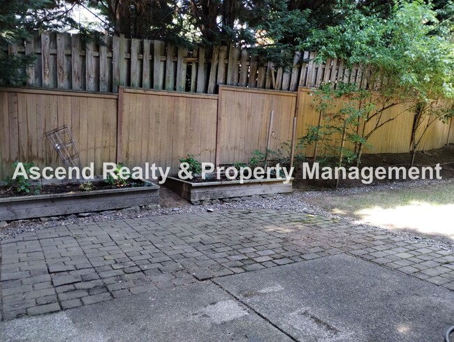 Building Photo - Elegant & Spacious 4 Bed & Bonus Home Buil...
