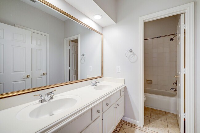 Building Photo - 14 Greenside Pl