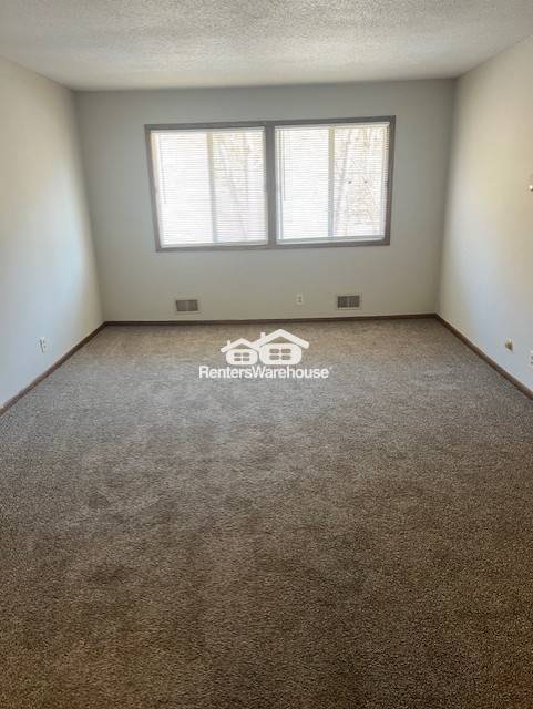 Building Photo - Available now - like new 2 bed 1 bath dupl...