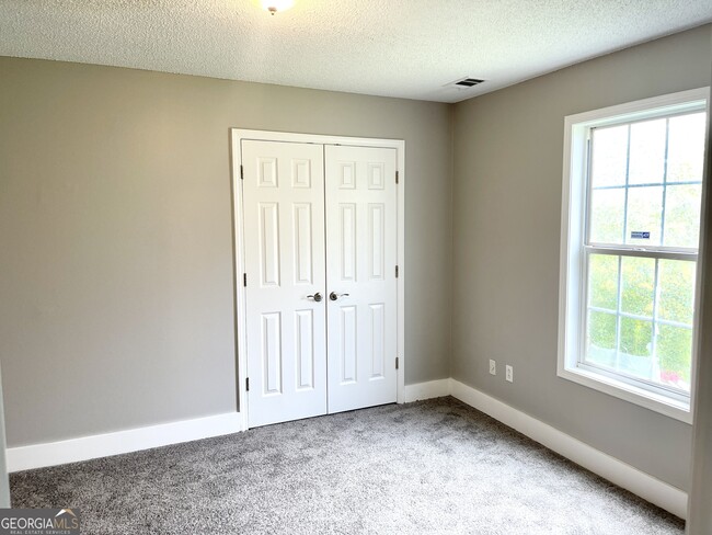 Building Photo - 6611 Lake Mill Trce