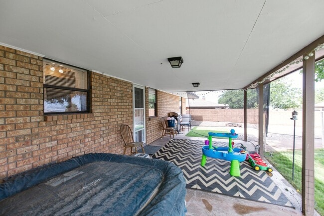 Building Photo - Spacious 3 bedroom 2 bath home with Solar Panels