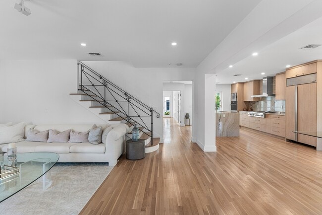 Building Photo - 306 Cordova Rd