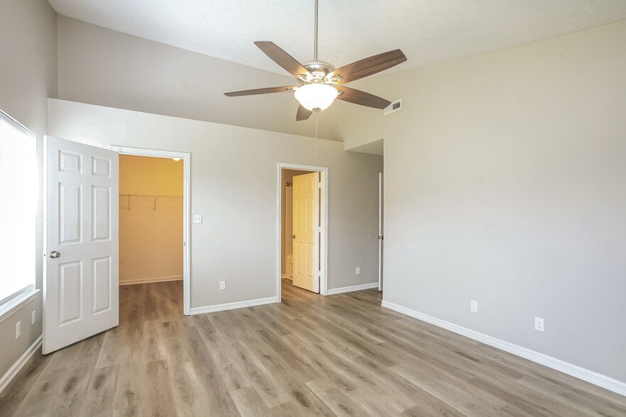 Building Photo - 823 Pine Lake Dr