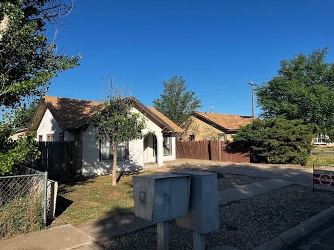 Building Photo - 504 S Avenue B