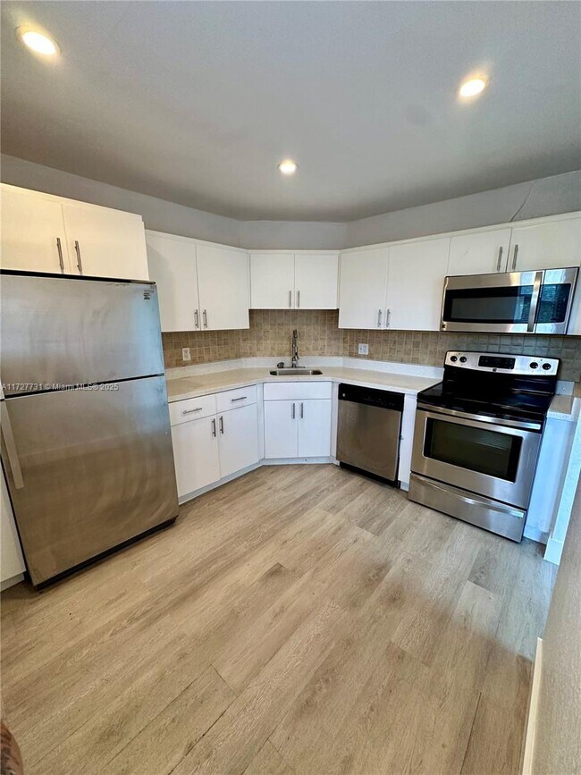 Building Photo - 6201 N Falls Cir Dr