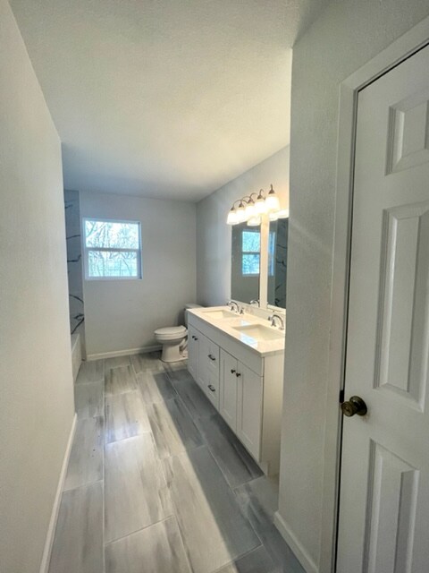 Building Photo - 913 Susan St