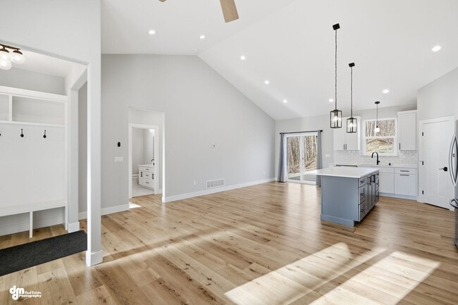 Building Photo - 4 Bedroom | 2.5 Bathroom | 2 Car Garage - Convenient Location!