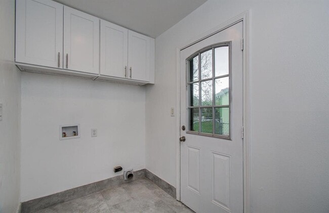 Building Photo - 502 Guyer St