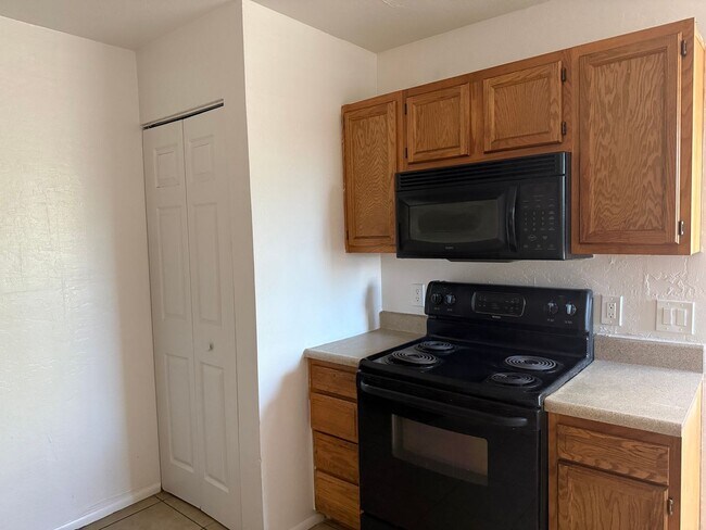 Building Photo - 2 Bedroom Phx. Condo