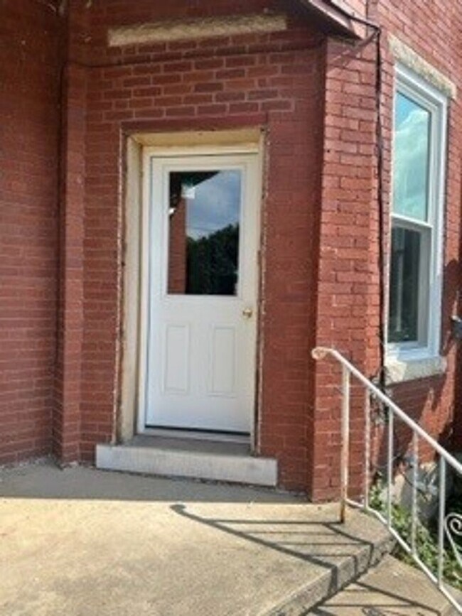 Building Photo - 402 N Railroad St