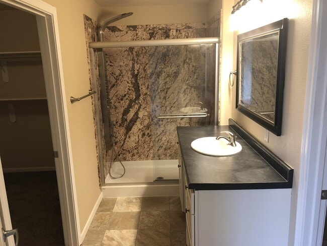 Building Photo - 704-726 26 St NW