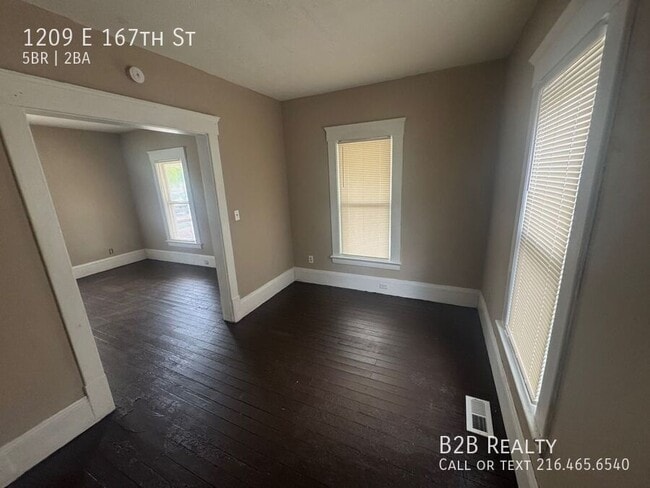 Building Photo - 1209 E 167th St