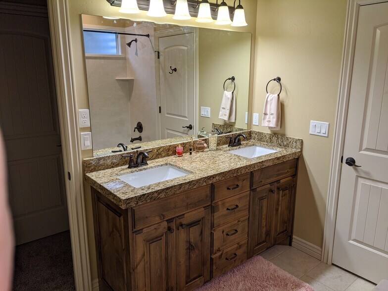 Building Photo - 3080 N CREST DR