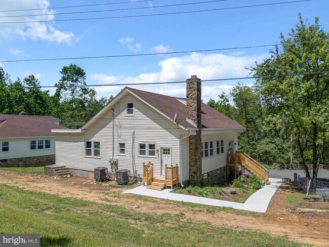 Building Photo - 71 Dreamland Park Dr